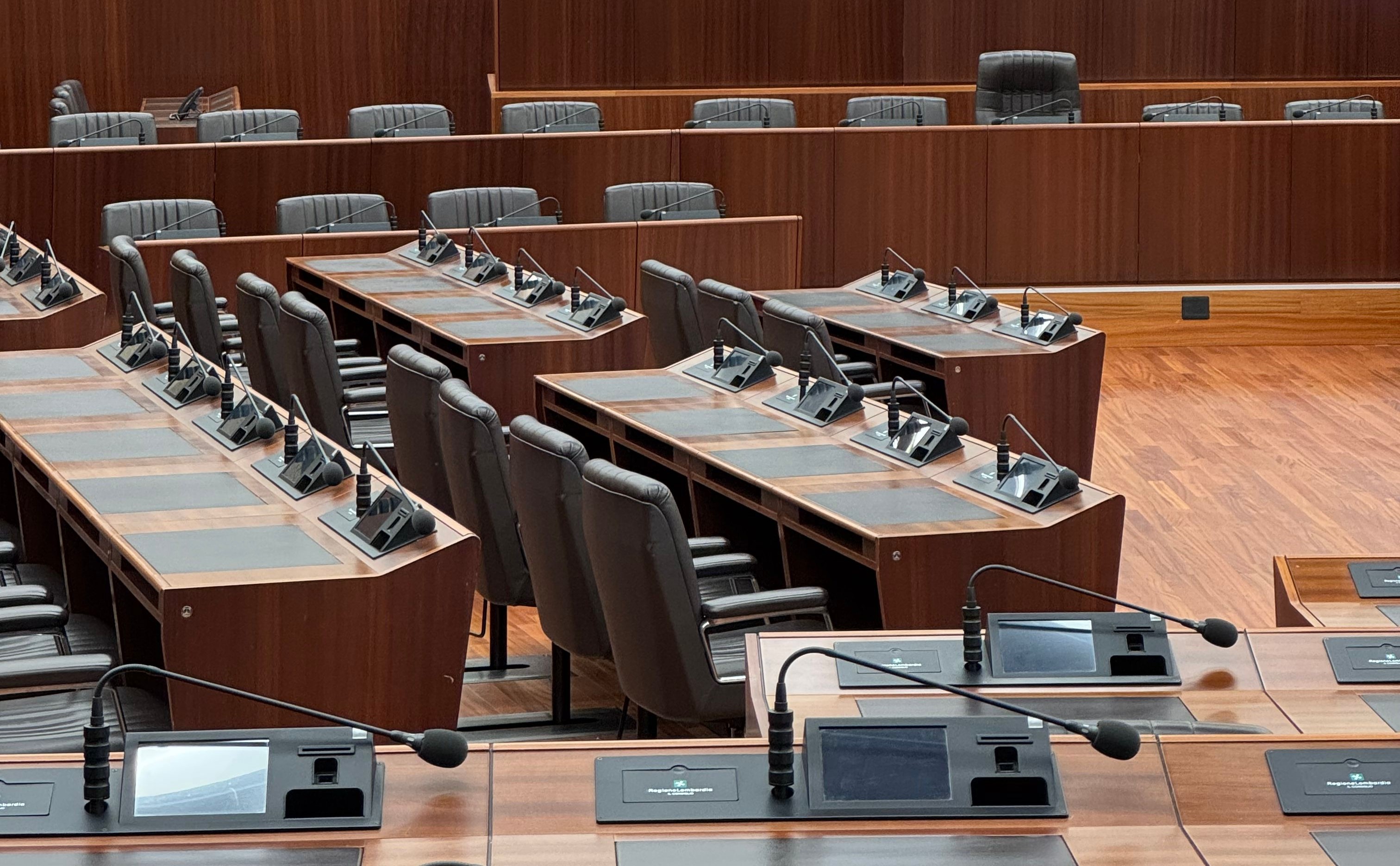 Decreto scuola, il tetto del 30% e il divieto di coprire il volto diventano legge: che cosa cambia rispetto alle anticipazioni